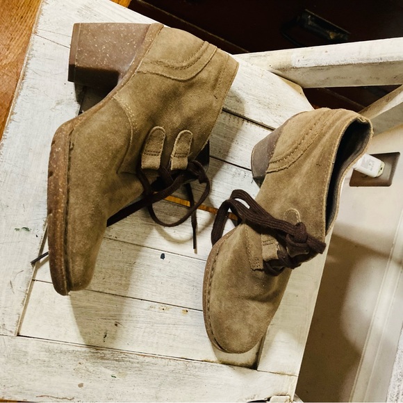 Clarks size 7 tan lace boots high heels - Picture 3 of 7